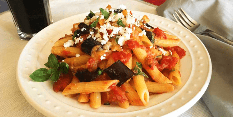 Makarona të ftohta me patëllxhanë dhe domate