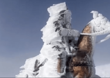 Dimri në majet e Tomorit, bardhësi e skulptura akulli të skalitura nga era (Video)