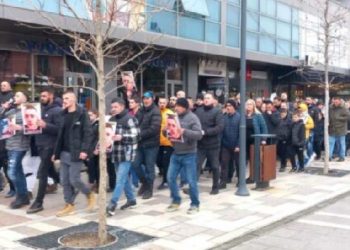 Nipi i Lulzimi Fejzullahut ka thur një poezi emocionuese gjatë marshimit