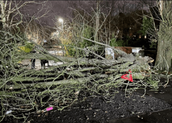 Moti i keq përfshinë Mbretërinë e Bashkuar, erëra të forta me shpejtësi 160 km/h