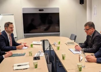 Lajçak në takim me përfaqësuesit e partisë opozitare serbe diskutojnë për dialogun Kosovë-Serbi