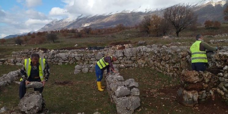 Fillojnë punimet për mirëmbajtje në Parkun Antigone në Gjirokastër