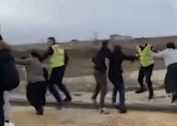 Përleshje mes mërgimtarëve dhe Policëve të Kosovës në Merdare (Video)