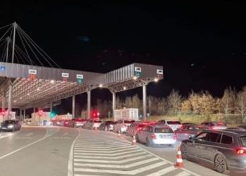 Kolona të gjata dhe pritje mbi 7 orë në pikë kalimin kufitar në Merdare