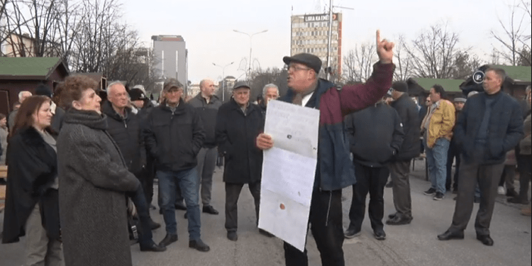 Disa qytetarë protestojnë në kryeqytet, për tu liruar qarkullimi i veturave në rrugën “George Bush”