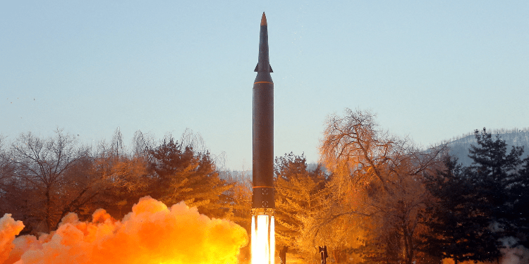Koreja Veriore teston një raketë me lëndë djegëse të ngurta