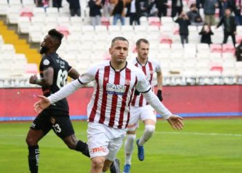 Futbollisti shqitar Rey Manaj në Turqi, shënon 2 gola për 15 minuta