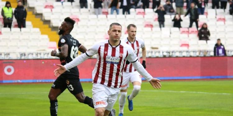 Futbollisti shqitar Rey Manaj në Turqi, shënon 2 gola për 15 minuta