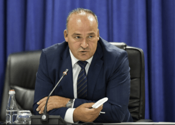 Bulliqi merr vendim për ndalimin e posedimit të telefonit gjatë procesit mësimor