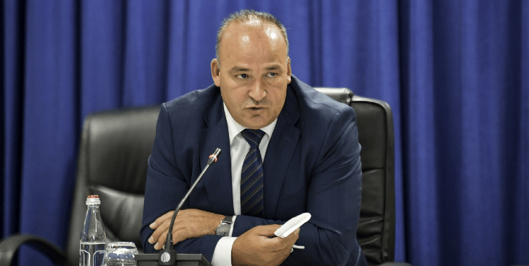 Bulliqi merr vendim për ndalimin e posedimit të telefonit gjatë procesit mësimor