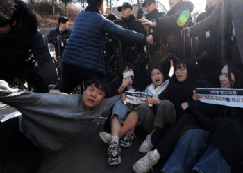 Koreja Jugore arreston 20 studentë, tentuan të hynin në zyrën presidenciale