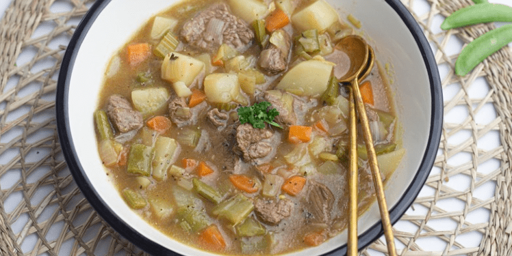 Supë e ngrohtë me mish viçi, perfekte për ditë të ftohta