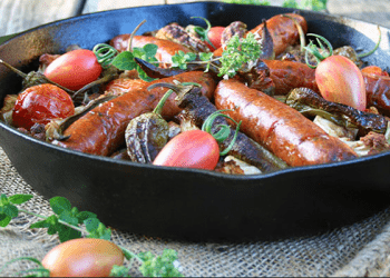 Tavë e shijshme me perime e salsiçe