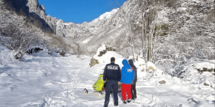 Turisti kosovar pasi u bllokua në Valbonë, shpëtohet nga policia e Tropojës