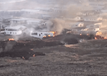 Shtëpitë përfshihen nga zjarri, pas shpërthimit të vullkanit në Islandë