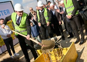 Kurti merrë pjesë në vënien e gurthemelit të fabrikës në Verbicë të Kmetocit