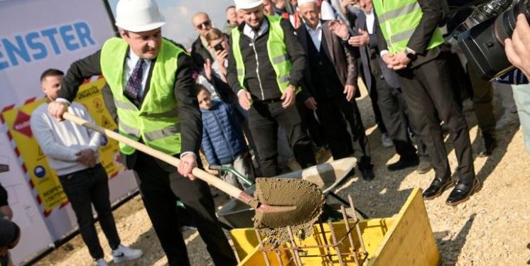 Kurti merrë pjesë në vënien e gurthemelit të fabrikës në Verbicë të Kmetocit