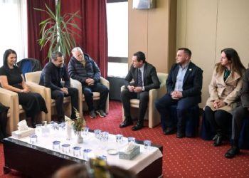 Kurti në vizitë ngushëlluese te familja e profesorit të ndjerë Kadri Metaj
