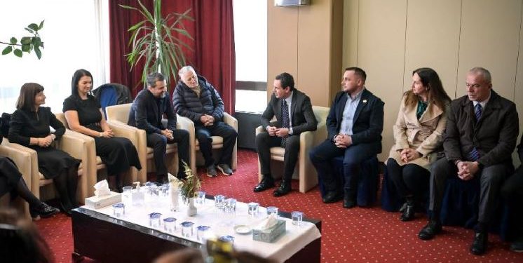 Kurti në vizitë ngushëlluese te familja e profesorit të ndjerë Kadri Metaj