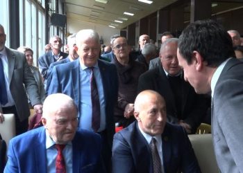 Kurti dhe Haradinaj përshendeten në tubimin e minatorëve