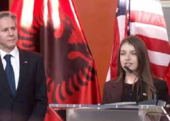 Vajza tropojane përshëndet Blinken: Mbështetja e SHBA për shqiptarët është shumë e madhe
