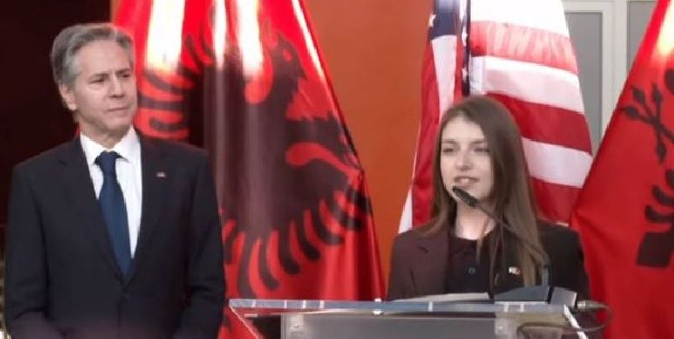 Vajza tropojane përshëndet Blinken: Mbështetja e SHBA për shqiptarët është shumë e madhe