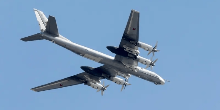 2 bombardues rusë fluturojnë mbi ujërat pranë Alaskës