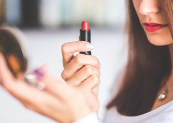 Çfarë komunikon ngjyra në buzët tuaja?