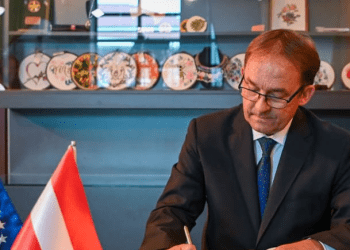 Ambasadori Schnetzer: Kosova e Serbia të zbatojnë Marrëveshjen e Brukseli