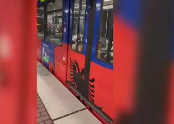 Metroja në Dyseldorf zbukurohet me flamujt shqiptarë për nder të kombëtares