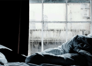 Përse shumë njerëz në ditë me shi ndihem më të përgjumur?