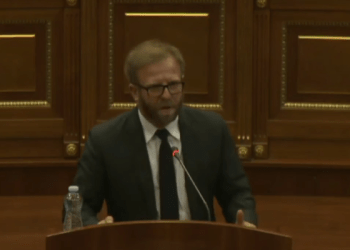 Abazi: Antibiotikët në Kosovë jepen si bonbona, pa asnjë recetë të vetme të mjekut