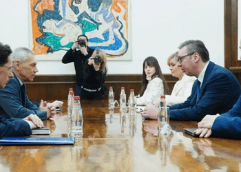 Vuçiq i “ankohet” ambasadorit rus për ndalimin e dinarit në Kosovë