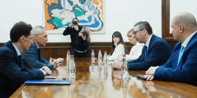 Vuçiq i “ankohet” ambasadorit rus për ndalimin e dinarit në Kosovë