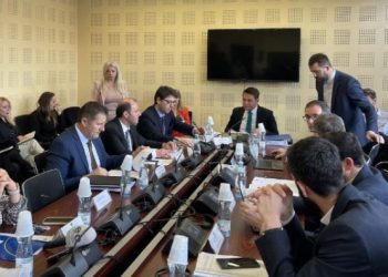 Shifrat e borxhit publik nixisin polemika mes ministrit Murati dhe opozitës