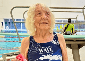 Holandezja 99 vjeçare thyen 3 rekorde botërore në not(VIDEO)