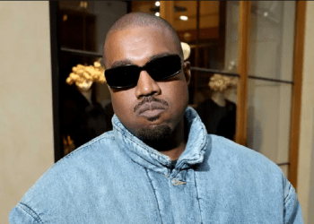 Reperi Kanye West shfaqet me një maskë të frikshme për të parë ndeshjen Inter–Atletico Madrid