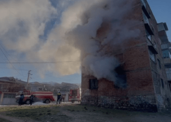 Një banesë përfshihet nga flakët në Korçë, policia evakuon banorët