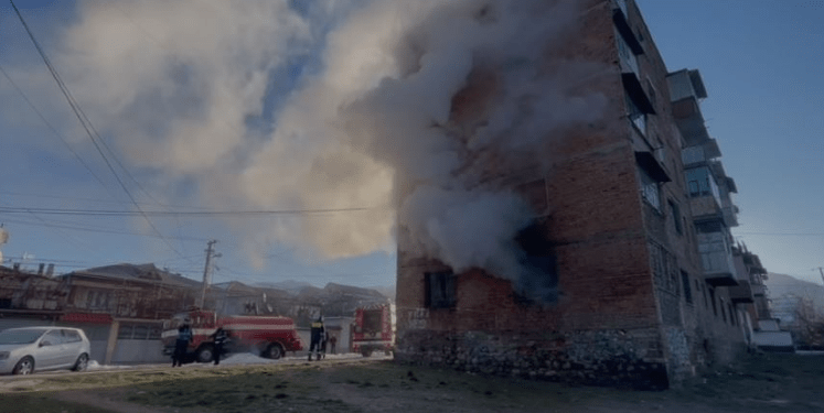 Një banesë përfshihet nga flakët në Korçë, policia evakuon banorët