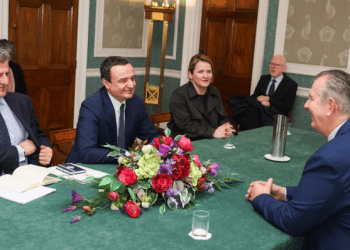 Kurti takon Poots, folën mbi historinë dhe përvojat respektive