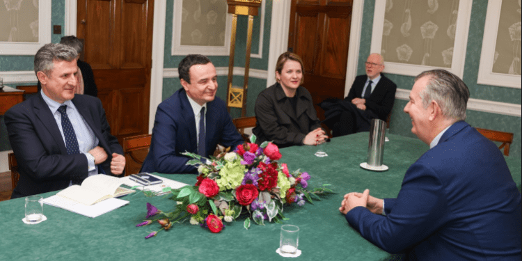 Kurti takon Poots, folën mbi historinë dhe përvojat respektive