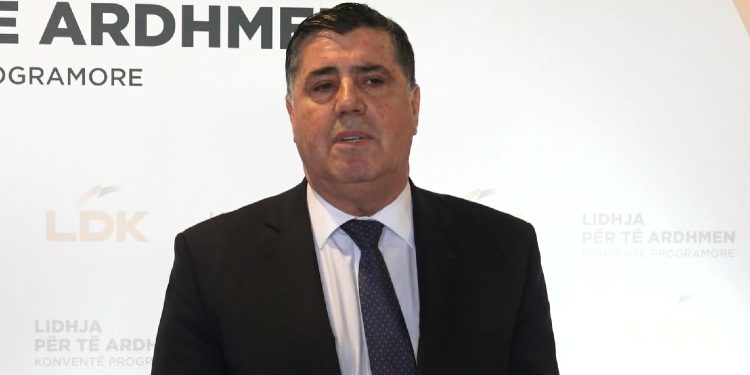 Haziri-Qeverisë: S’keni mandat, e mos u mashtroni me do përmendore private në oborre