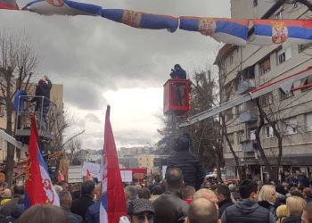 Serbët protestojnë në Mitrovicën e Veriut kundër vendimit të BQK-së për dinarin serb
