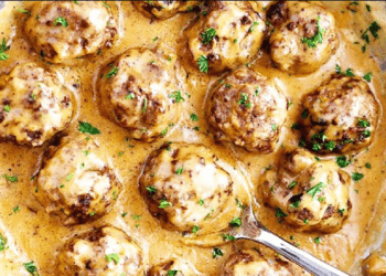 Qofte shtëpie në qull me arra, shije e përsosur nga tradita