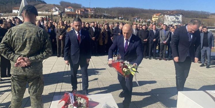Haradinaj dhe Limaj bëjnë homazhe në kompleksin memorial “Adem Jashari”