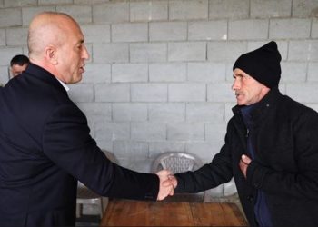 Haradinaj shkon për ngushëllime te familja e të riut që vdiq dje në aksident