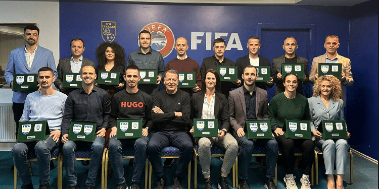 Presidenti i FFK-së dorëzon stemat e reja të FIFA-s për 16 referë kosovarë