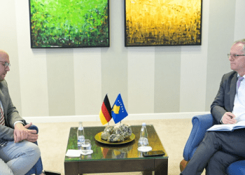 Zhvillimet e fundit politike, temë diskutimi mes Bislimit e Sarrazin