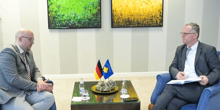 Zhvillimet e fundit politike, temë diskutimi mes Bislimit e Sarrazin