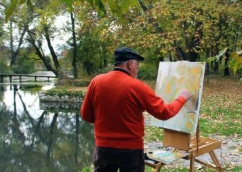 Piktori i mirënjohur Vangjo Vasili hap ekspozitë në Pogradec